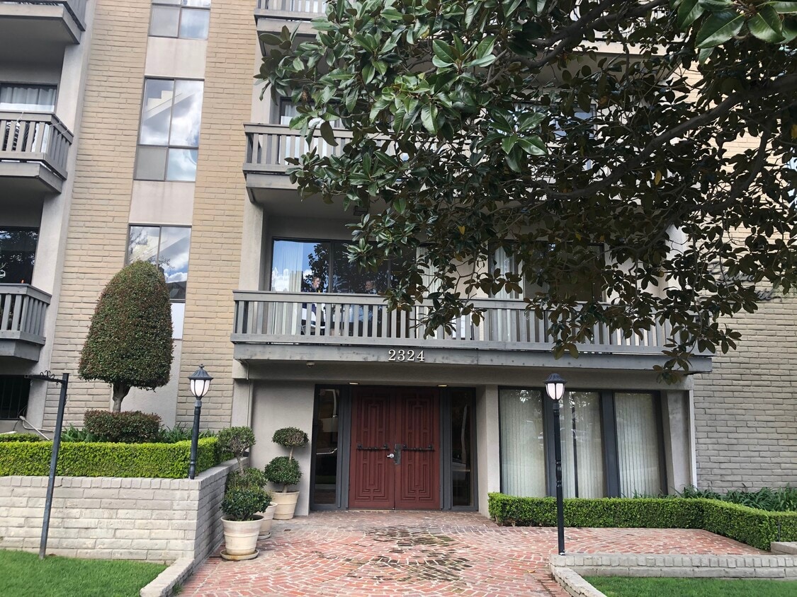 FRENTE DE EDIFICIO DE CONDOMINIOS - 2324 S Beverly Glen Blvd
