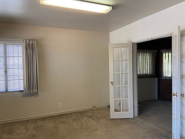 Building Photo - Central Charmer