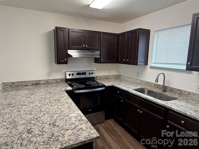 Foto del edificio - 2021 Oakdale Rd