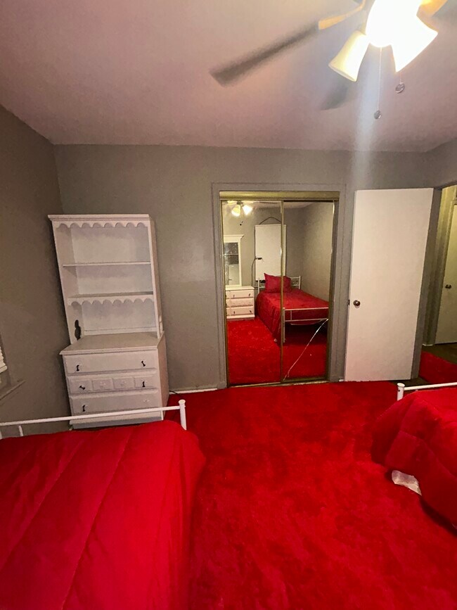 Foto del edificio - 4429 E 158th St