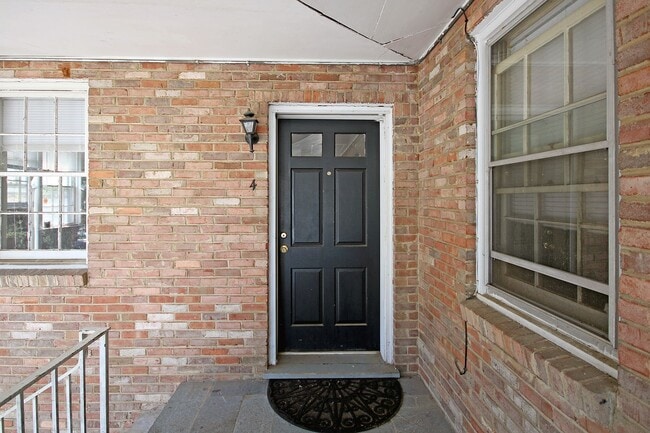 Building Photo - Walkable Top-Floor 2BR Near UVA Grounds, Medical Center & Downtown