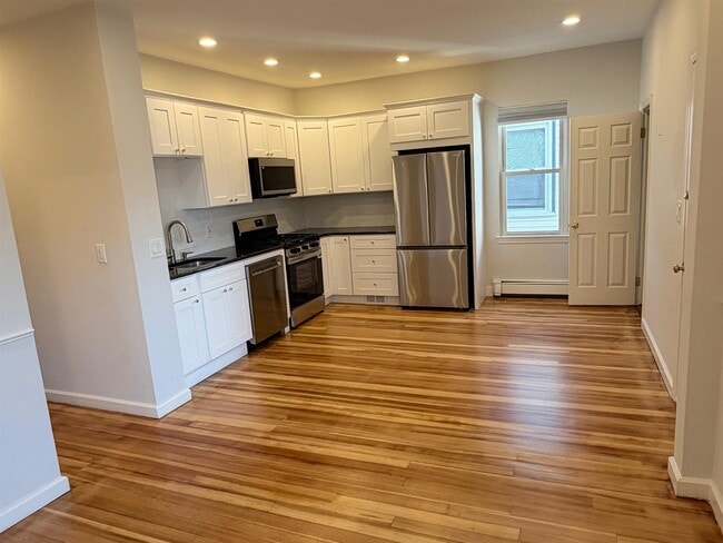 Building Photo - 172 Putnam Ave