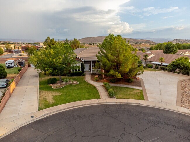 Foto del edificio - "Spacious 4-Bedroom, 4.5 Bathroom 4792 sq. ft. Retreat with Scenic Views and Cozy Fireplace in St...