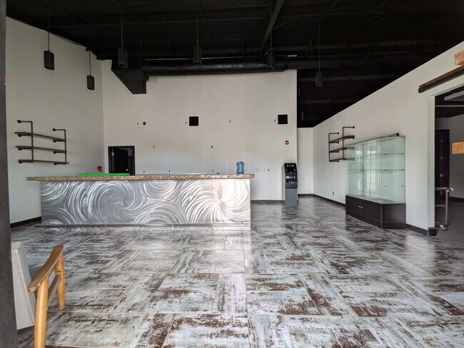 Foto del edificio - Commercial Retail Space