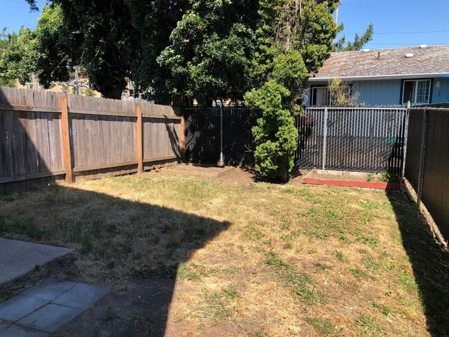 Building Photo - Newer 4 bed 2.5 bath duplex