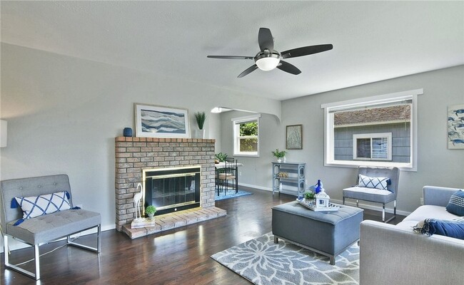 Upstairs Living Room - 1027 Lombard Ave