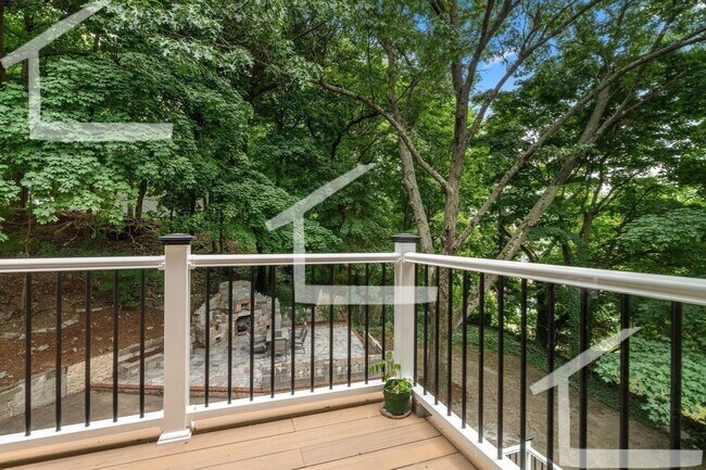 Building Photo - Fantastic Apt!  Cat & Small Dog Friendly! ...