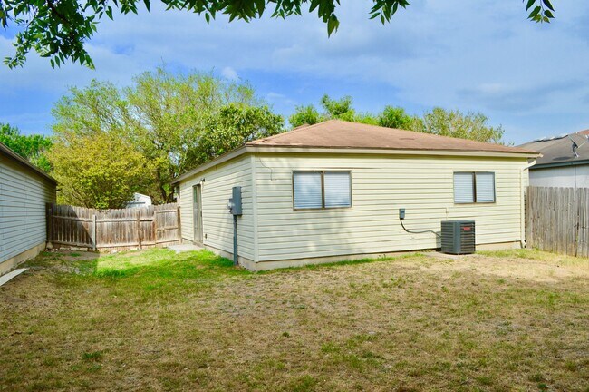 Building Photo - Beautiful 2 bed 2 bath with new flooring a...