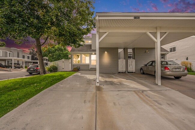 Building Photo - Spacious End Unit in Thornton