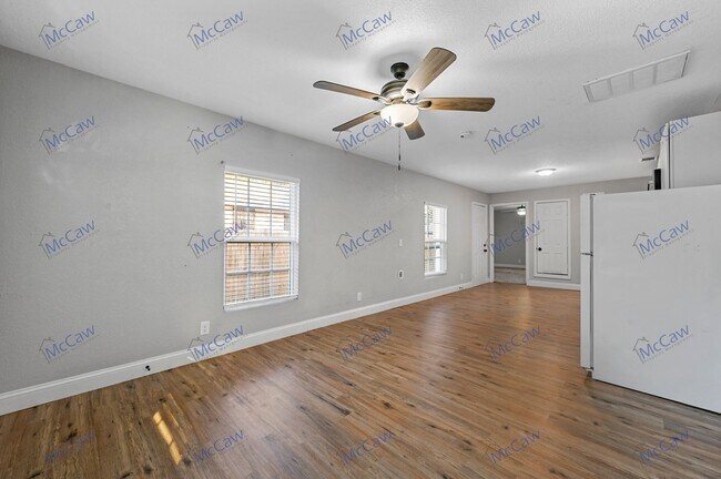 Building Photo - Cute Duplex - 1/1 in Dallas (75210)!