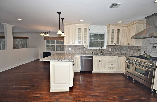 Foto del edificio - 396 Eastport Manor Rd