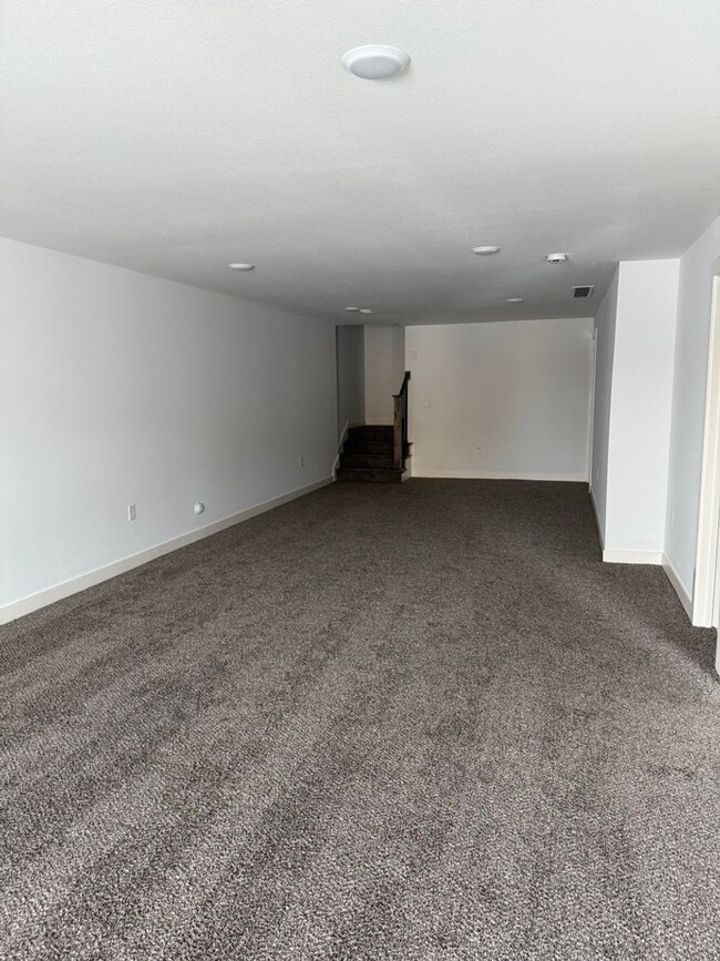 Foto del edificio - 4 Bedroom Townhome in Kansas City, MO