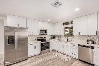 Building Photo - 3915 E Earll Dr