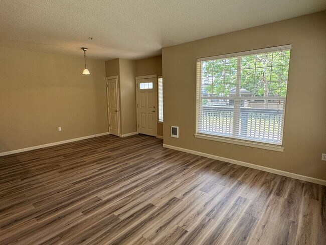 Foto del edificio - Beautiful 1br Condo in Sherwood. End unit ...