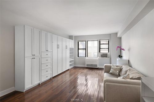 Building Photo - 245 E 46th St