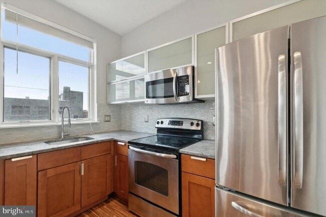 Kitchen with stainless steel appliances - 808 N 4th St
