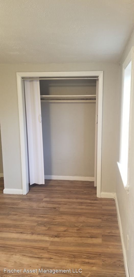 Building Photo - 2 br, 1 bath Apartment - 3347 Seymour Ave....