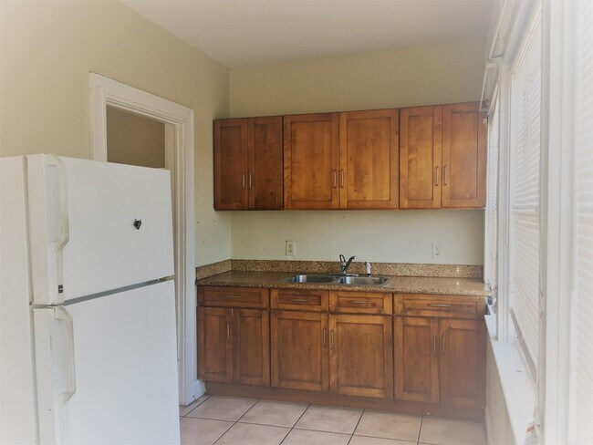 Kitchen - 2001 Franklin Ave