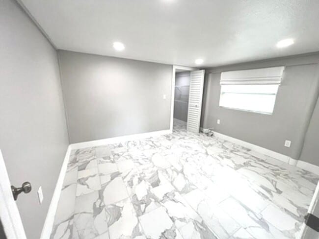 Building Photo - 1 Bedroom/1 Bathroom 1st Floor Duplex AVAILABLE AUGUST 7th!
