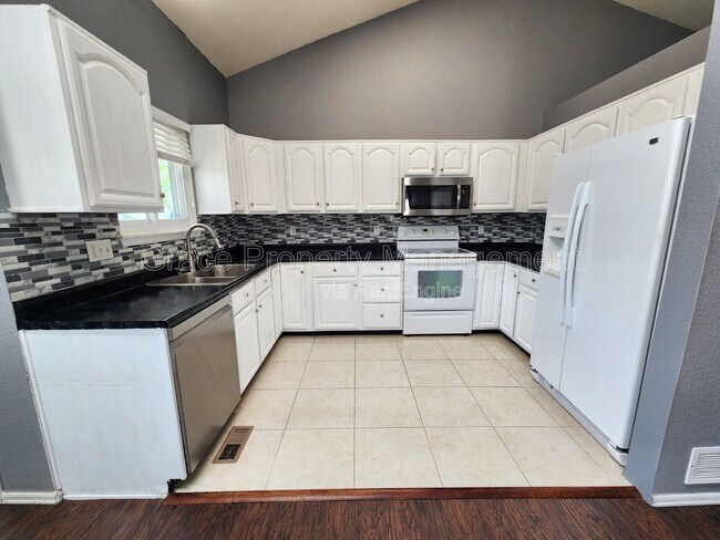 Foto del edificio - 327 W 116th Pl