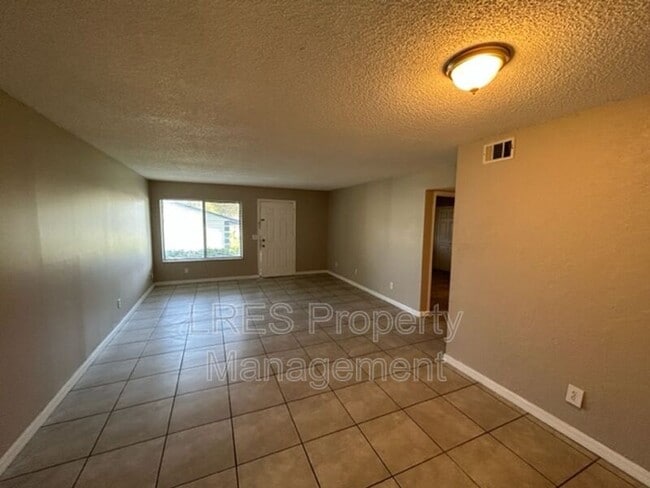 Photo - 605 Northlake Blvd House