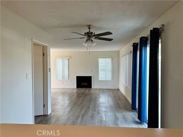 Foto del edificio - 6082 Fullerton Ave