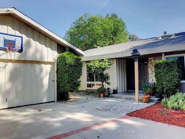 Foto del edificio - 24360 Crestlawn St