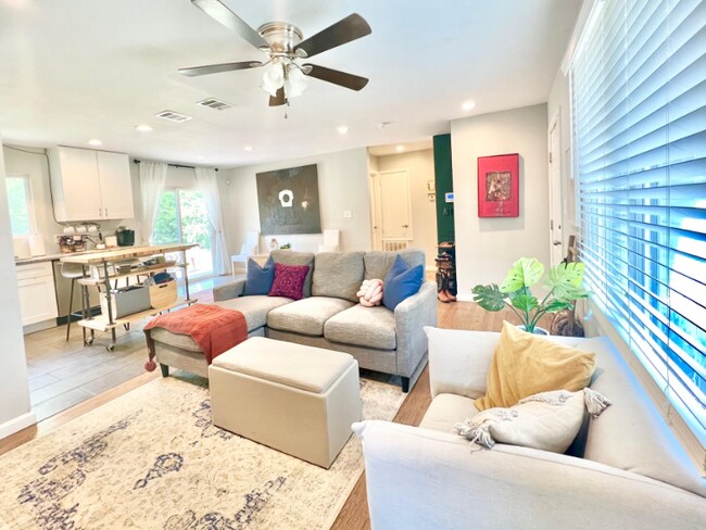 Building Photo - 115 Addax Dr