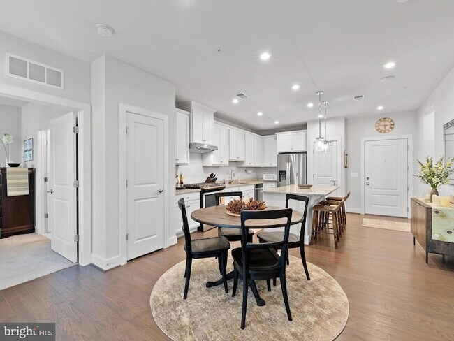 Building Photo - 2324 Wind Charm St