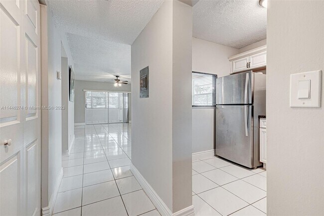 Foto del edificio - 3048 Sunrise Lakes Dr E