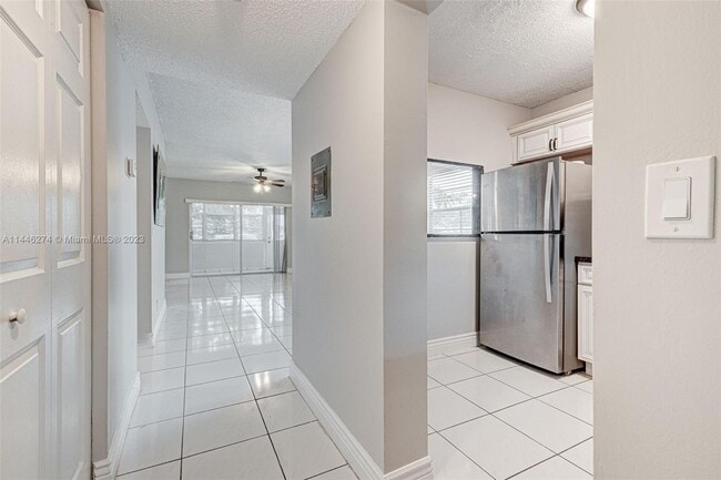 Building Photo - 3048 Sunrise Lakes Dr E