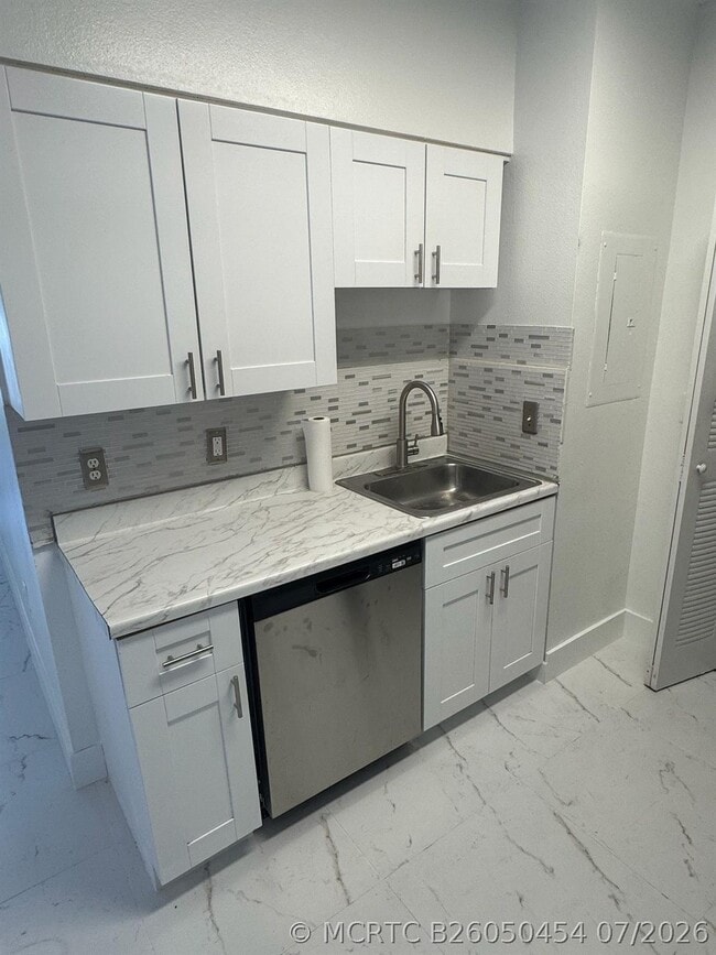 Building Photo - 3221 Sabal Palm Manor