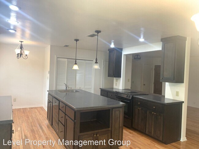 Building Photo - 4 br, 2.5 bath House - 115 Broadmoor Dr.