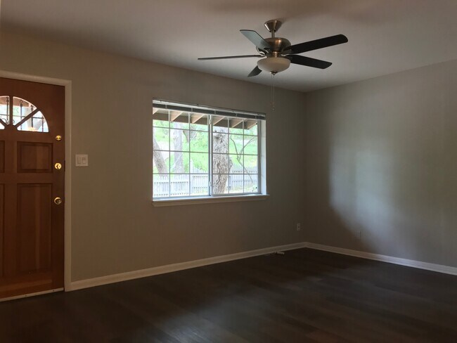 Bright, sunny living room - 1304 Kenwood Ave