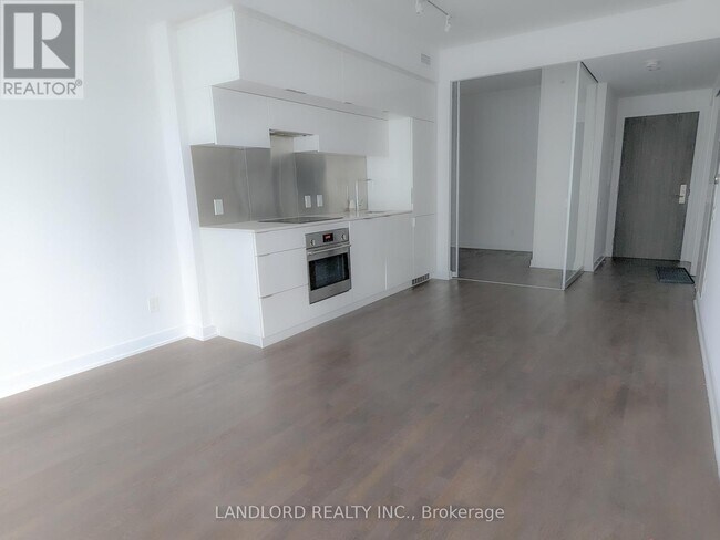 Building Photo - 185 Roehampton Ave