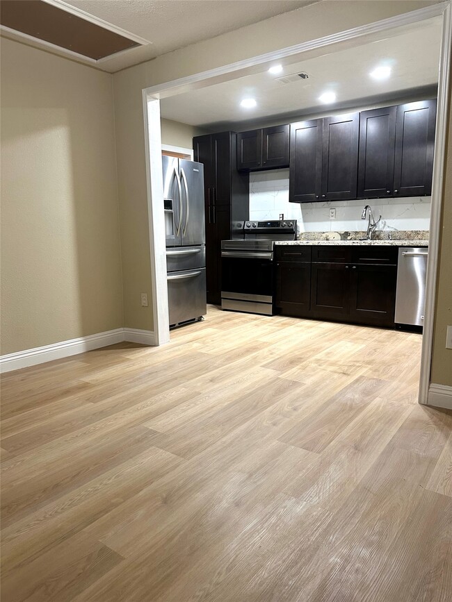 Building Photo - 6608 Sherwood Dr
