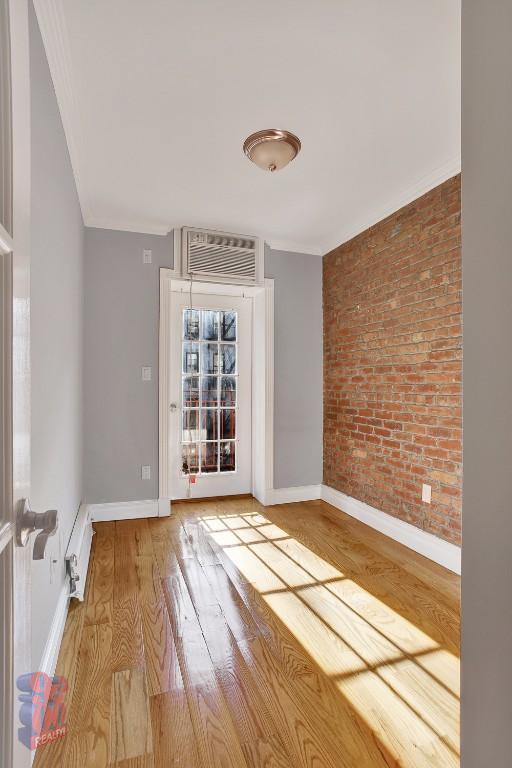 Building Photo - 424 E 9th St
