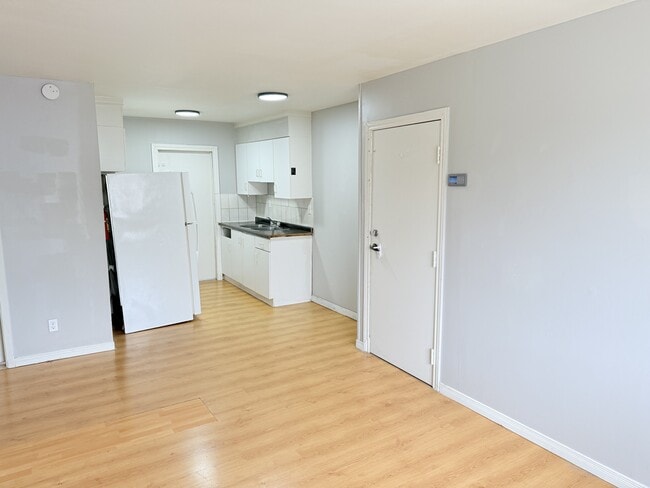 Building Photo - 506 Aylmer Ave