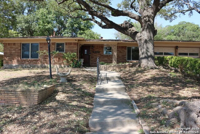 Primary Photo - 215 Edgevale Dr