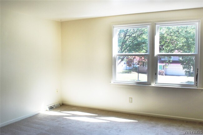 Building Photo - 140 Ayrault Dr
