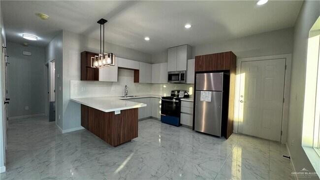 Foto del edificio - 906 Hidden Hls St