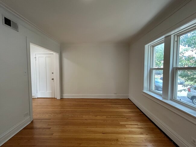 Foto del edificio - 3018 N Karlov Ave