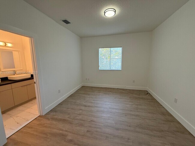 Foto del edificio - 8301 Santa Monica Terrace