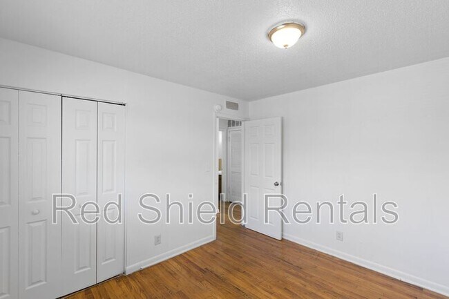 Foto del edificio - 944 Holmes Rd