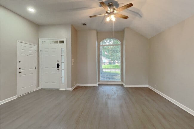 Foto del edificio - 5026 Maple Brook Ln