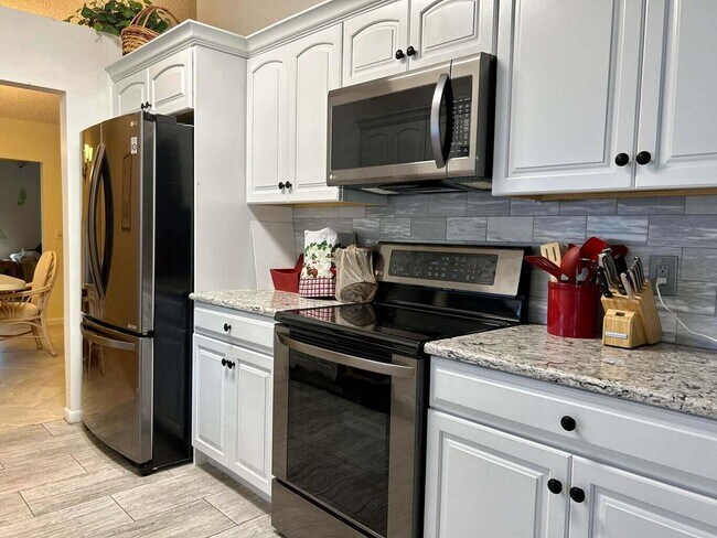 Building Photo - 6940 SE Lillian Ct