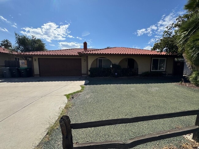 Building Photo - Two Bedroom Two Bathroom Home in Hemet!