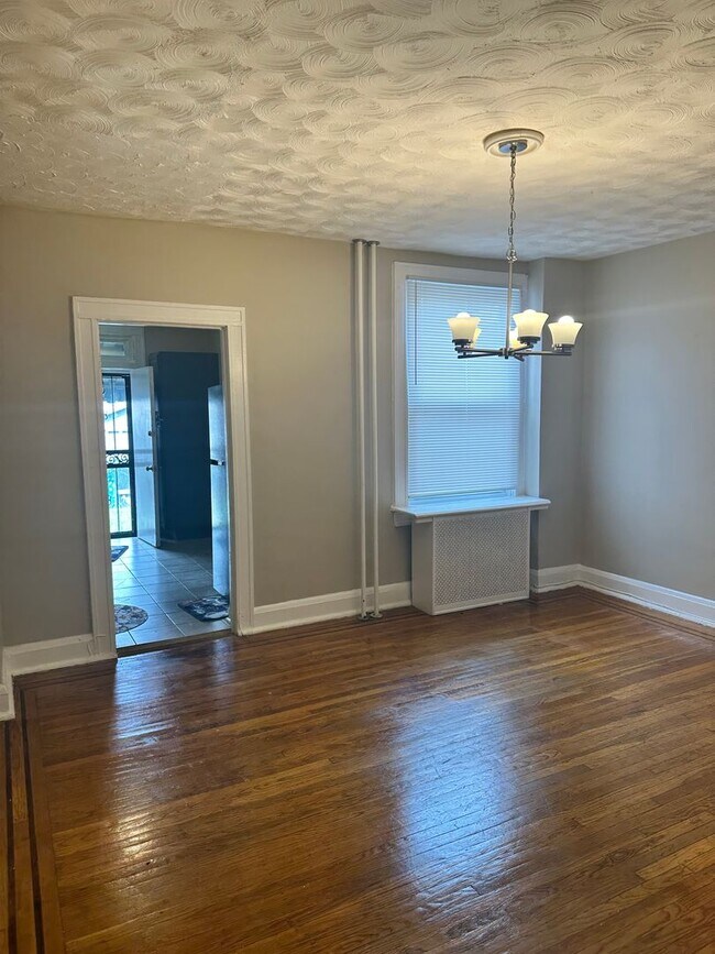 Foto del edificio - Spacious Rooms! Finished Basement! W/D! Available Now!