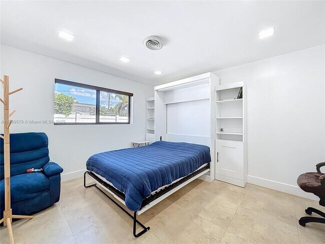 Building Photo - 5 bedroom in Hollywood FL 33021