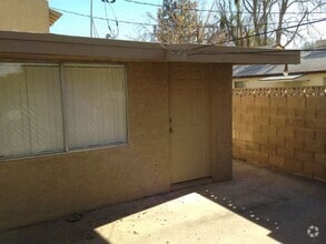 Building Photo - 906 S Farmer Ave